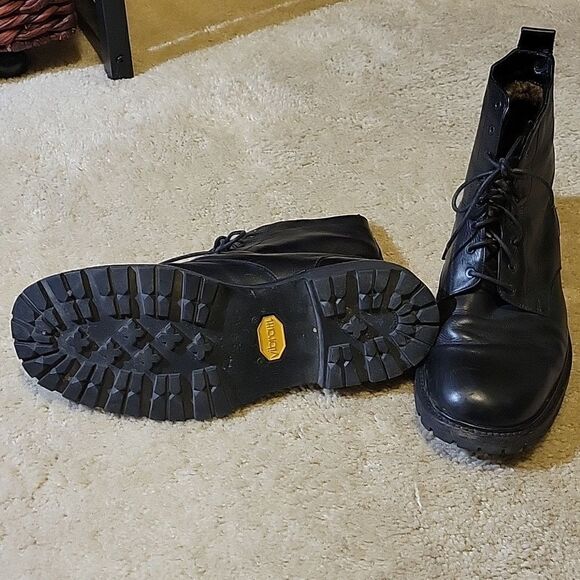Size 11 Vibram Boots - Picture 2 of 5